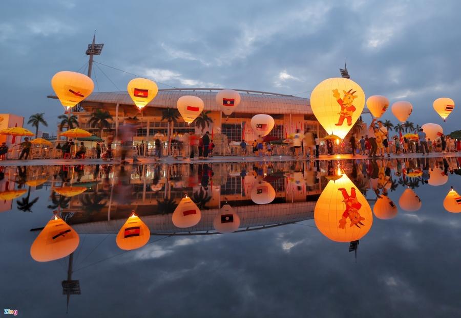 Toàn cảnh khinh khí cầu được thắp sáng trước giờ khai mạc SEA Games 31 (20h). Chiếc khinh khí cầu lớn nhất được in hình linh vật Sao la. Phần còn lại in hình cờ của các quốc gia Đông Nam Á.