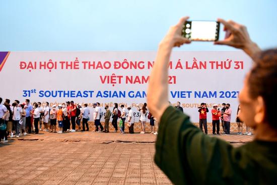 CĐV xếp hàng dài vào sân Mỹ Đình dự khai mạc SEA Games 31