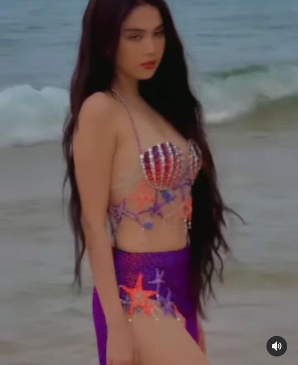 Thùy Tiên - Ngọc Trinh cùng hở bạo, cam thường ai nuột hơn?-3