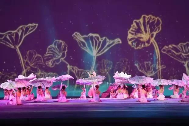 Truy tìm chàng trai cầu hôn bạn gái tại lễ khai mạc SEA Games-1