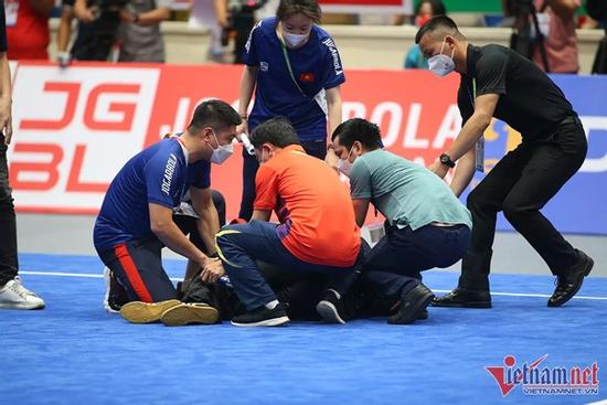 Võ sĩ Việt Nam bất tỉnh trên sàn đấu SEA Games 31