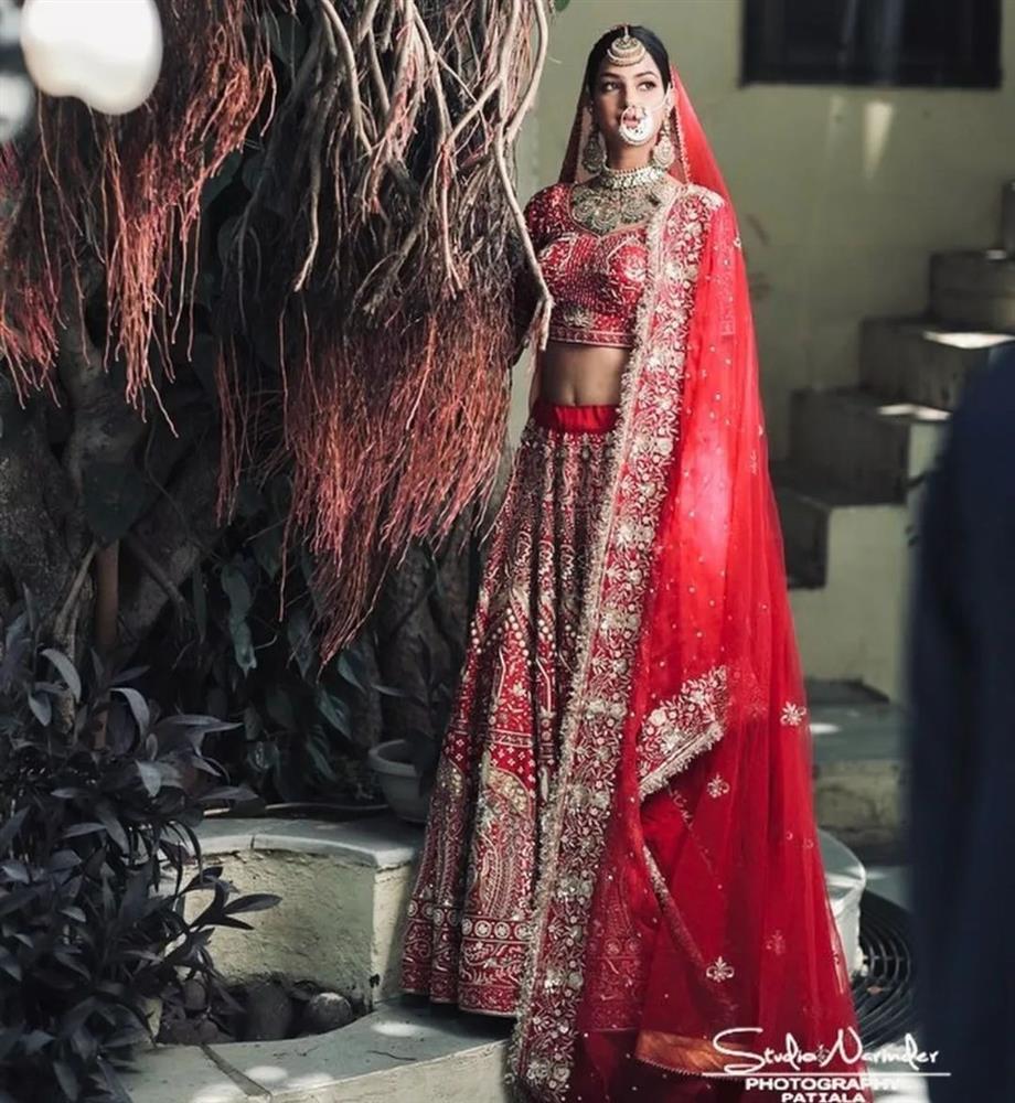 Miss Universe 2021 tự tin diện croptop dù eo bánh mì-7