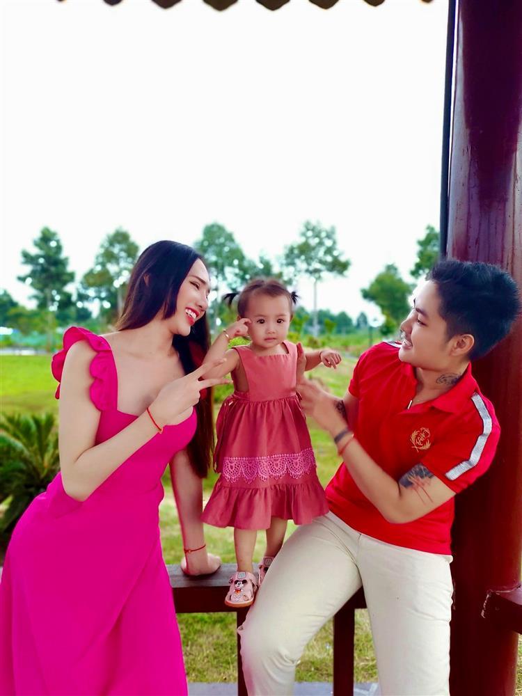 Người đàn ông Việt Nam sinh con khoe bụng múi sau cắt buồng trứng-4