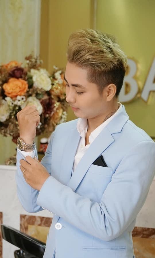 Người đàn ông Việt Nam sinh con khoe bụng múi sau cắt buồng trứng-3