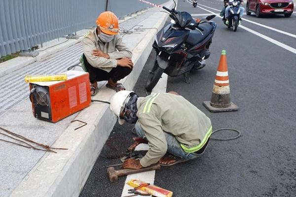 Đã xác định kẻ trộm nắp chắn rác cầu Thủ Thiêm 2-1