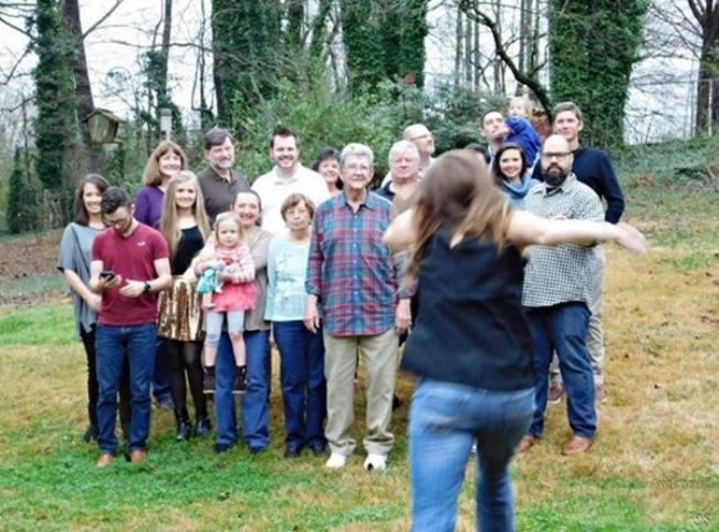 When the family photo session turns into a joke among the members-10