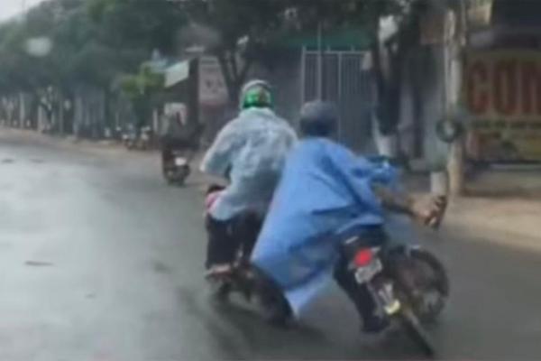 SỐC: Vừa lái xe vừa livestream, nữ tài xế tông chết 1 học sinh-1