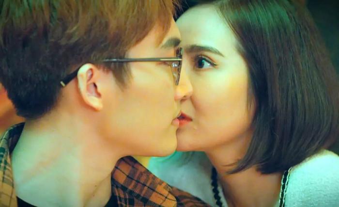 Real kisses between Dinh Tu and Huyen Lizzie on screen-5