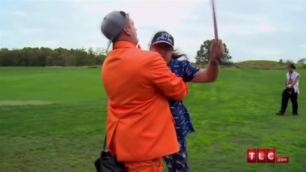 Hôn lễ đang diễn ra, mẹ chồng cầm gậy chơi golf rượt đánh con dâu-2