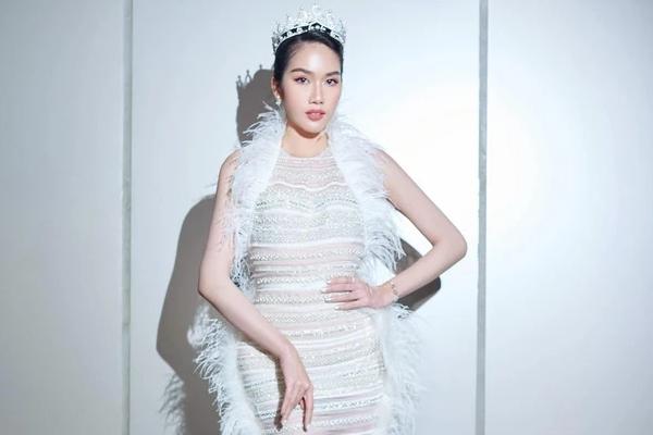 Chi Pu tung ảnh bikini bỏng mắt, khoe đường cong bén đứt tay-11