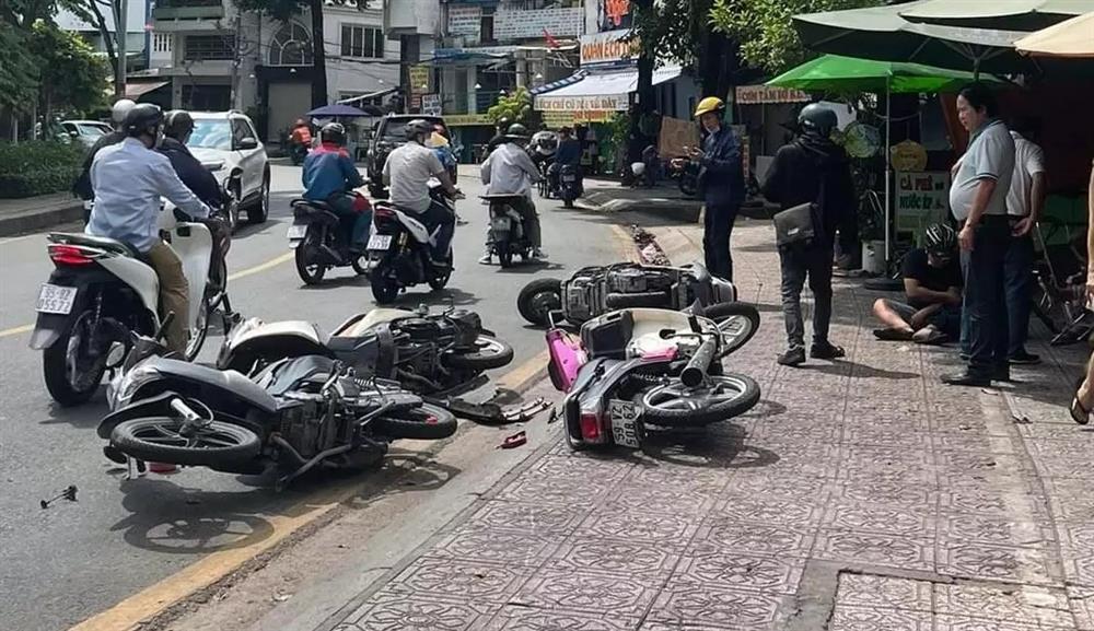 TP.HCM: Ô tô đâm loạt xe máy trên phố, người bị thương nằm la liệt-1