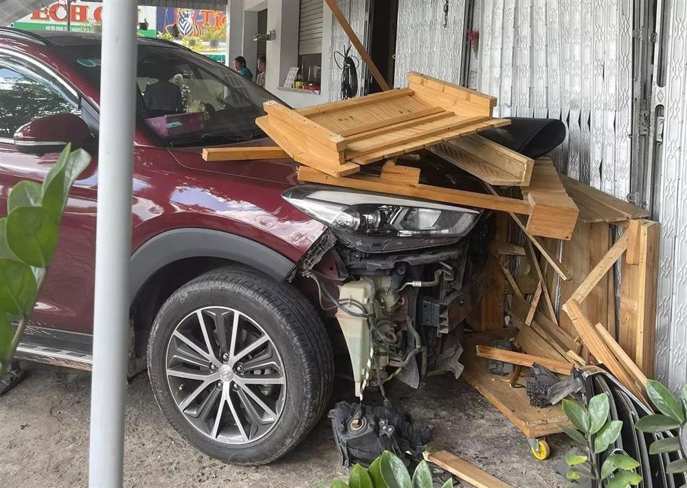 TP.HCM: Ô tô đâm loạt xe máy trên phố, người bị thương nằm la liệt-2