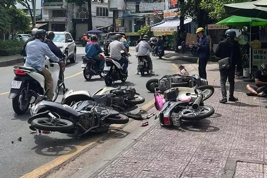 TP.HCM: Ô tô đâm loạt xe máy trên phố, người bị thương nằm la liệt