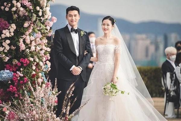 A series of rare intimate wedding photos of Hyun Bin and Son Ye Jin revealed
