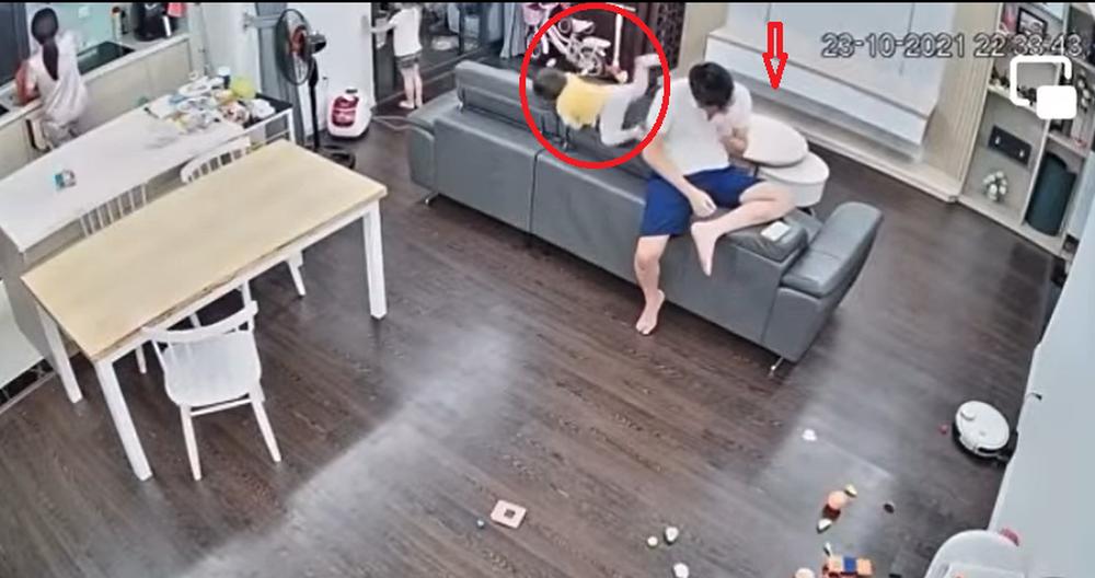 Con ngã đập mặt xuống đất, bố lạnh băng khiến cả làng tranh cãi-1