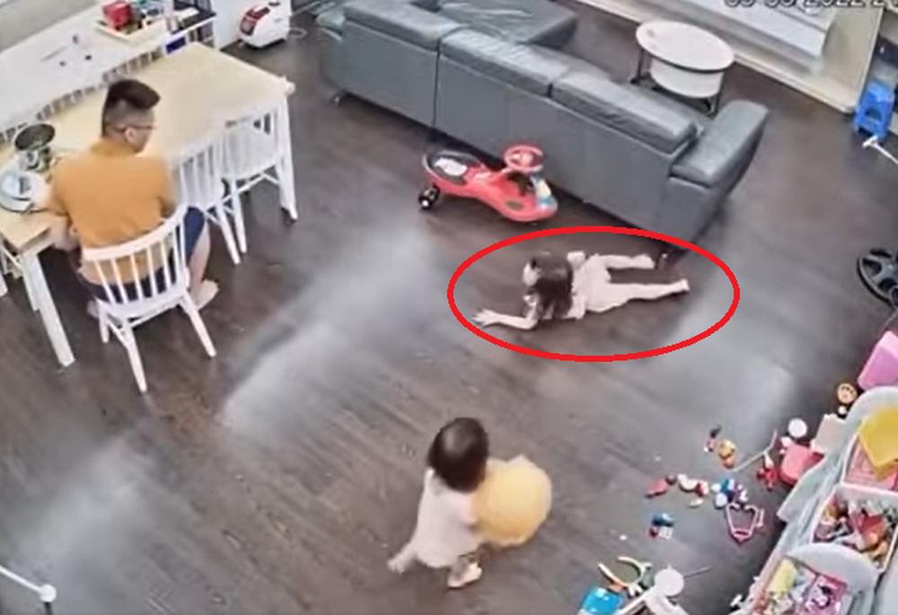 Con ngã đập mặt xuống đất, bố lạnh băng khiến cả làng tranh cãi-4