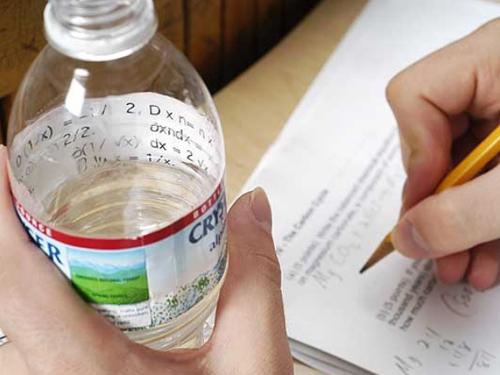 Nghìn trò quay cóp đạt IQ vô cực của lũ học trò khi đến mùa thi-2