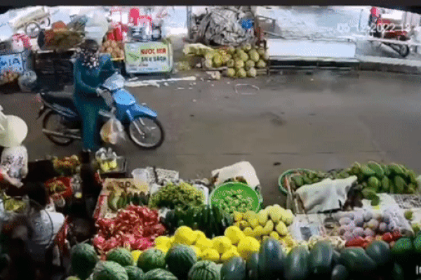 Clip: Đang đi chợ lơ ngơ, người phụ nữ bị 'ăn' phát dao oan nghiệt