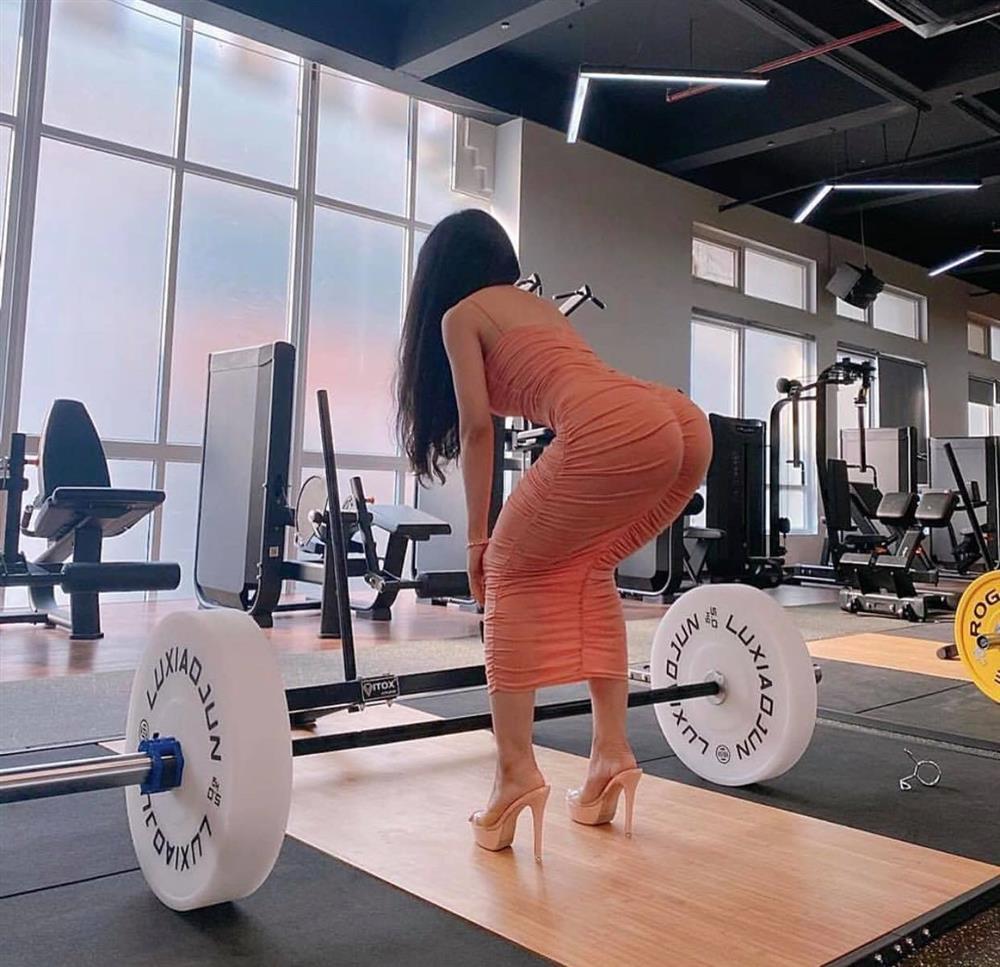 Mặc đồ bơi tập gym, 2 cô gái dáng đẹp như siêu mẫu gây khó hiểu-3