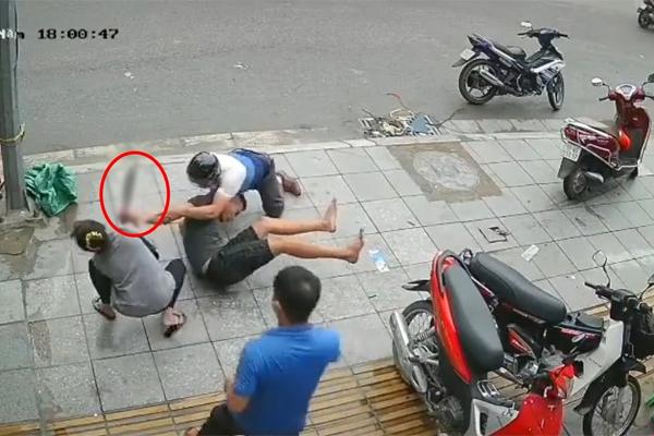 Điên tình vì bị chia tay, thanh niên cầm dao truy sát cô gái-1