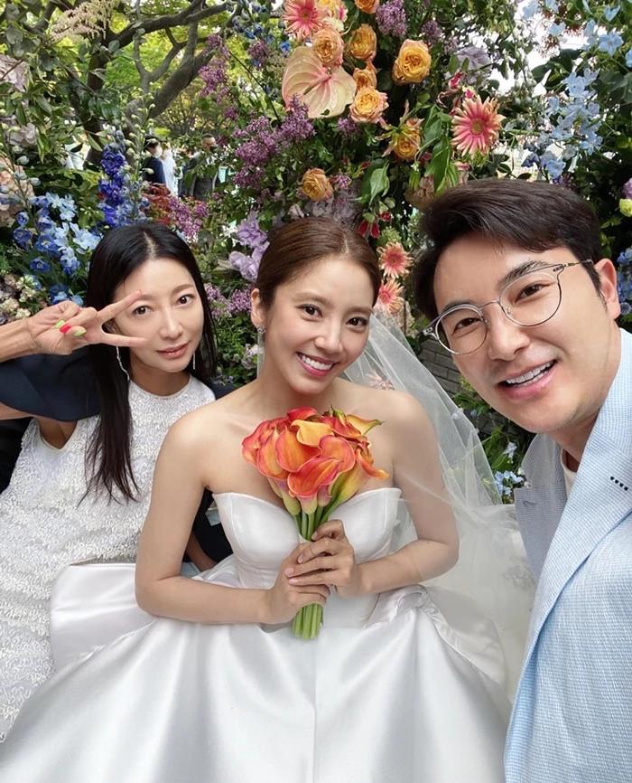 Gong Hyo Jin, Jung Ryeo Won vắng mặt đám cưới Son Dam Bi