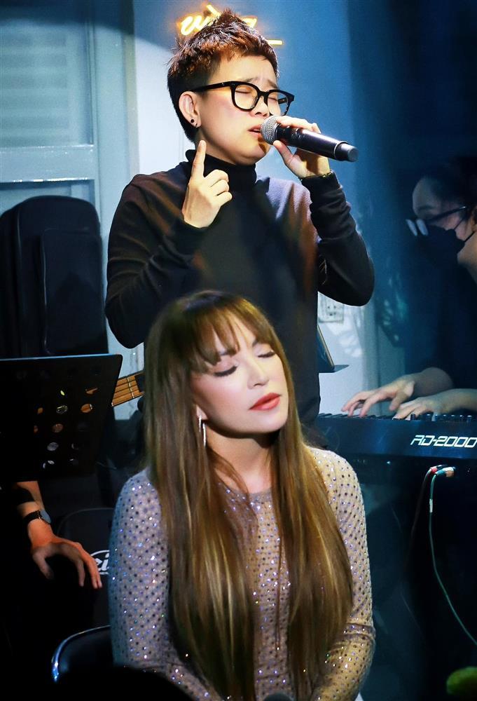 Thanh Hà tạo dáng khoe vòng 3 cong cớn ngại gì U60-10