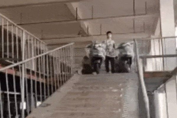 'Người vận chuyển' 2 tay 2 xe máy phi từ tầng trên xuống tầng dưới