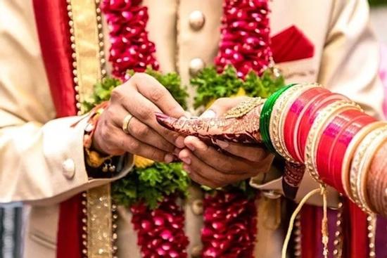 Bố mẹ chồng kiện, đòi con trai và con dâu bồi thường vì không sinh cháu