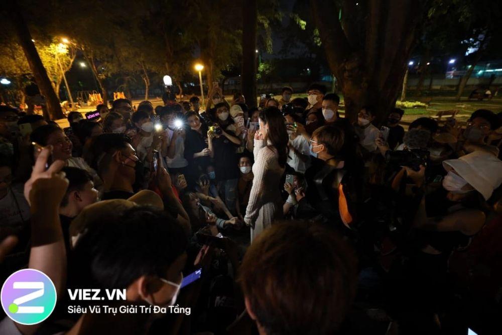 Many fans nodded to forgive Dong Nhi after the threatening status at 3am-20