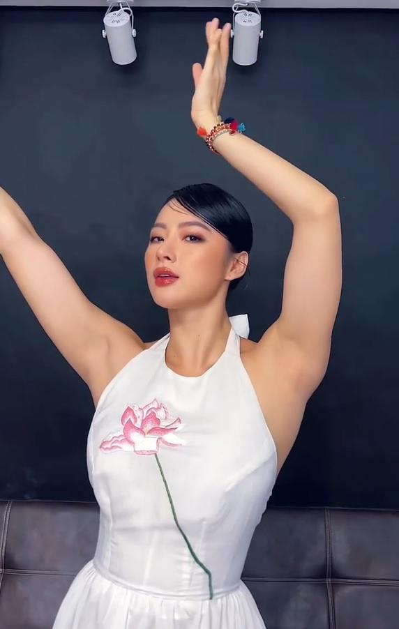 Váy điệu không giấu nổi vẻ lực điền Angela Phương Trinh-6