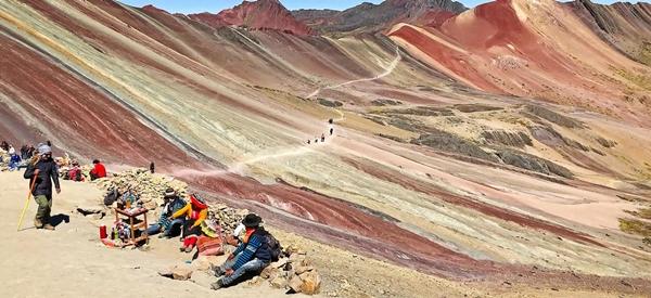 Màu sắc rực rỡ của núi cầu vồng đẹp như cổ tích ở Peru được tô bằng gì?-2