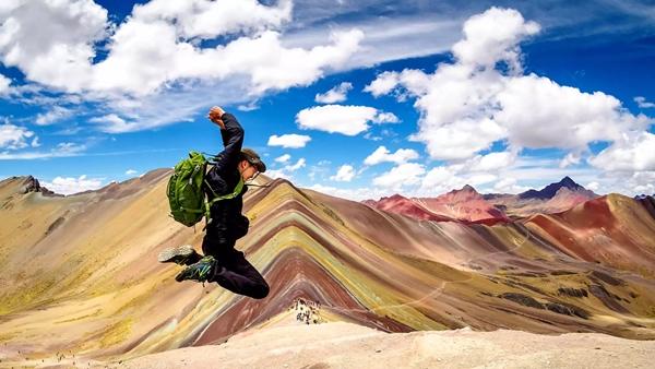 Màu sắc rực rỡ của núi cầu vồng đẹp như cổ tích ở Peru được tô bằng gì?