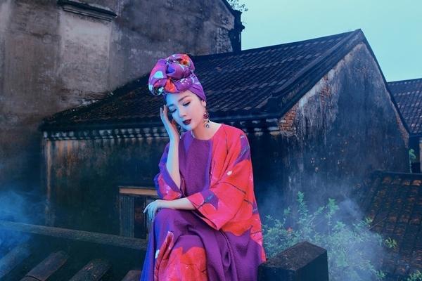 Hoi An asked to remove the image of Miss Giang My sitting on the roof of an ancient house
