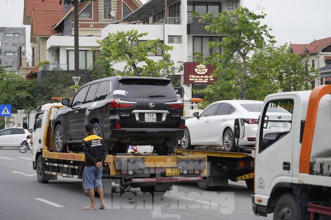 Close-up of the sealed luxury car fleet of the former President of Ha Long-5