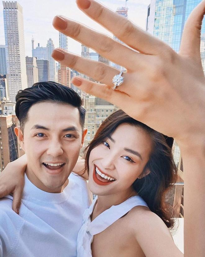 Thêm vào đó, mối tình ngọt ngào với chàng thiếu gia Ông Cao Thắng càng khiến hình ảnh của cô được quan tâm. Những năm qua, cuộc sống của cô yên bình bên chồng con, chăm chỉ đi show và ra các sản phẩm âm nhạc.