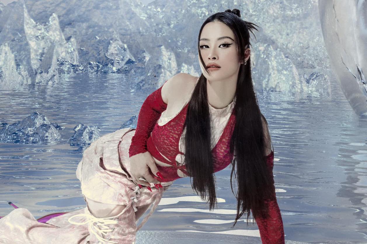 Bước qua thời kỳ hoàng kim của teen-pop, Đông Nhi không vội kết hôn mà chăm chỉ làm nghề, thay đổi hình ảnh và tư duy âm nhạc. Nhờ vậy, sự nổi tiếng của cô vẫn vững vàng sau nhiều năm gia nhập showbiz.