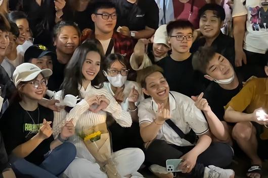 Đến tối 14/5, Đông Nhi đã có đêm diễn đầu tiên tại một sự kiện sau ồn ào. Dù đang nằm trong tâm điểm dư luận và một bộ phận người hâm mộ đòi "thoát fan", vẫn có nhiều fan trung thành đến tận nơi biểu diễn đứng chờ từ sớm và cổ vũ Đông Nhi.