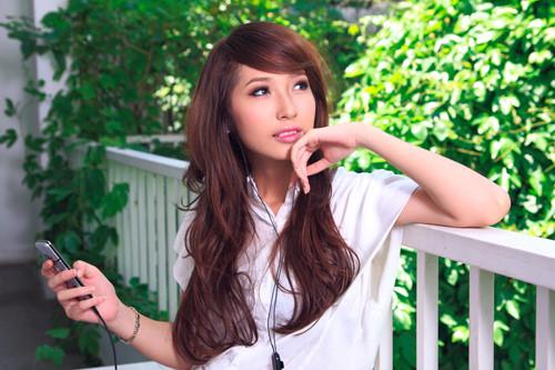 Với ngoại hình sáng cùng giọng hát ngọt ngào, nàng ca sĩ sinh năm 1991 được kỳ vọng sẽ trở thành nghệ sĩ lớn trong tương lai. Tuy nhiên sự nghiệp của Khổng Tú Quỳnh có phần chững lại vì không thể thoát được cái bóng quá lớn của “công chúa dâu tây” năm nào.