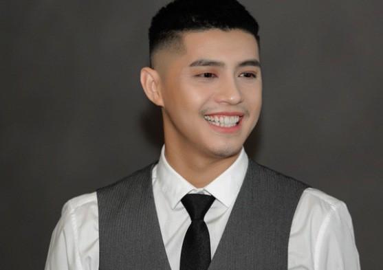 Trải qua nhiều thăng trầm trong sự nghiệp, "hoàng tử Vpop" năm nào đã gặt hái được nhiều thành công nhờ loạt bản hit Chờ Ngày Mưa Tan, Xa Em, Thương Em Là Điều Anh Không Thể Ngờ, Những Kẻ Mộng Mơ...