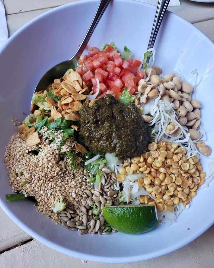 Lá trà không chỉ để uống, còn nấu thành món ăn độc lạ-3