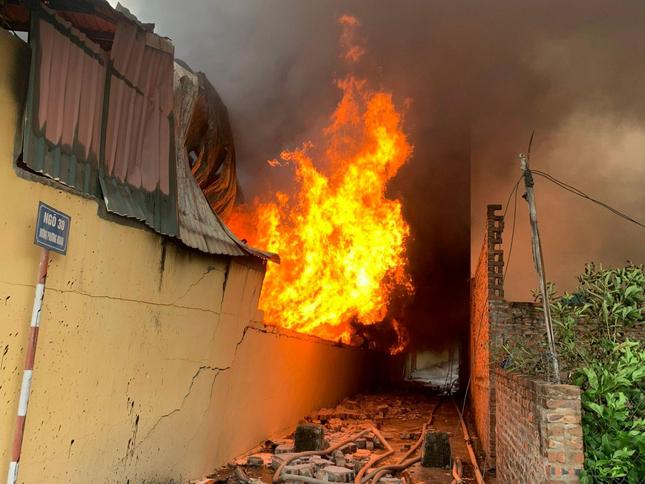 Hanoi: Factory caught on fire during suspension-1