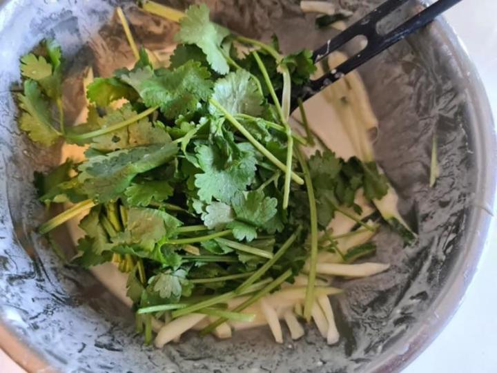 Người Hàn chế biến rau mùi hoàn toàn lạ lẫm với ẩm thực Việt Nam-4