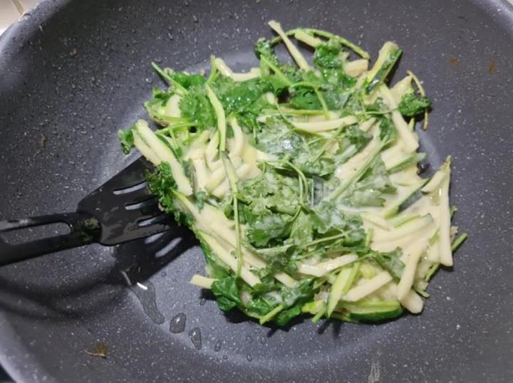 Người Hàn chế biến rau mùi hoàn toàn lạ lẫm với ẩm thực Việt Nam-6