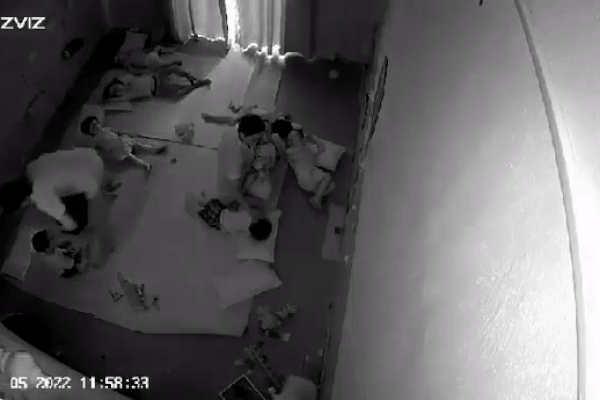 Giáo viên trùm nilon lên đầu trẻ rồi đánh: Trùm cho tối để bé ngủ?-2