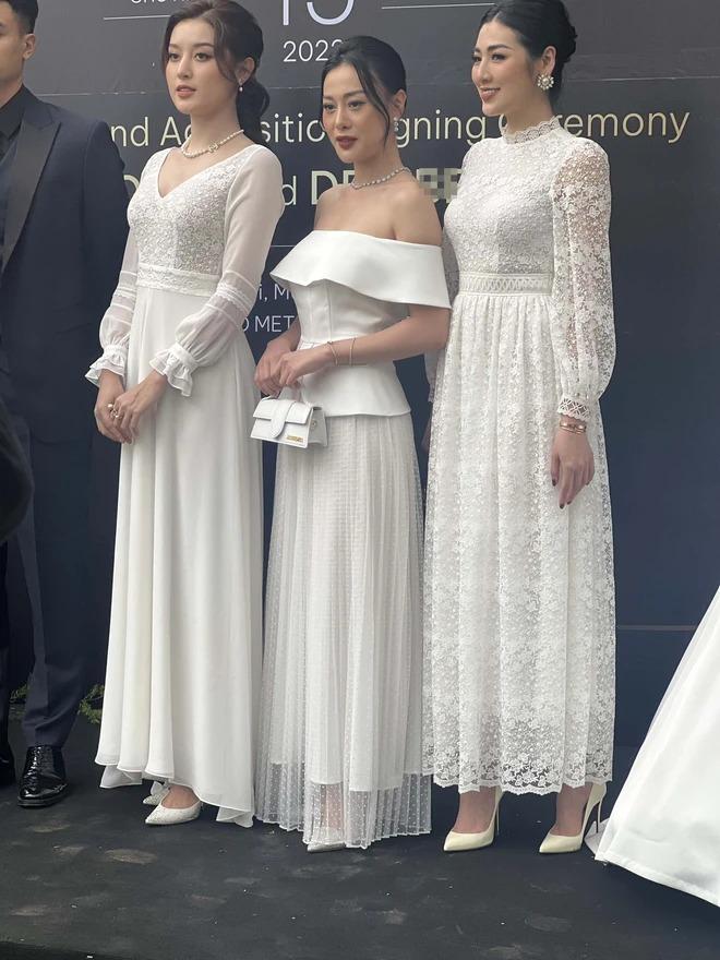 Phương Oanh già chát, tay to khi đọ ảnh cam thường với 2 á hậu-3