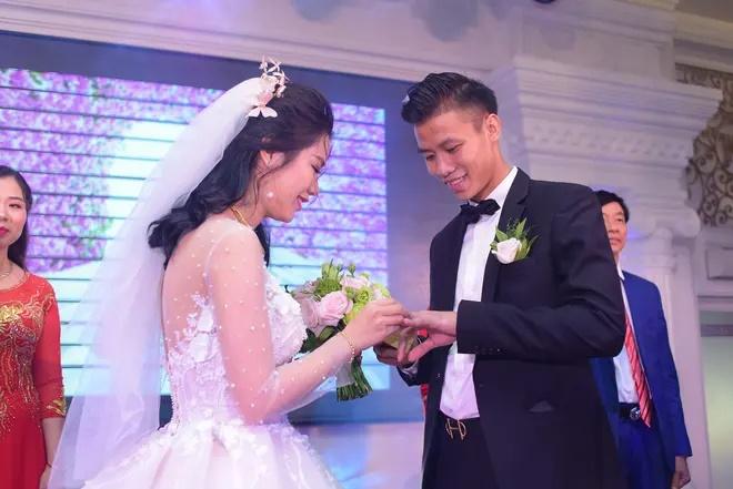 Chuyện tình cầu thủ: Người cầu hôn phố đi bộ, người tán tỉnh 2 năm-4