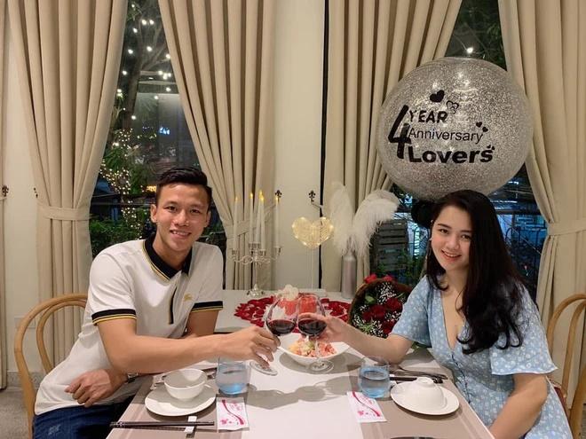 Chuyện tình cầu thủ: Người cầu hôn phố đi bộ, người tán tỉnh 2 năm-5