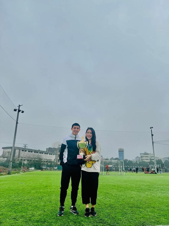 Chuyện tình cầu thủ: Người cầu hôn phố đi bộ, người tán tỉnh 2 năm-8