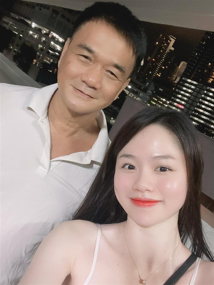 Bố vợ hụt Quang Hải lộ diện, ngoại hình phong độ-1