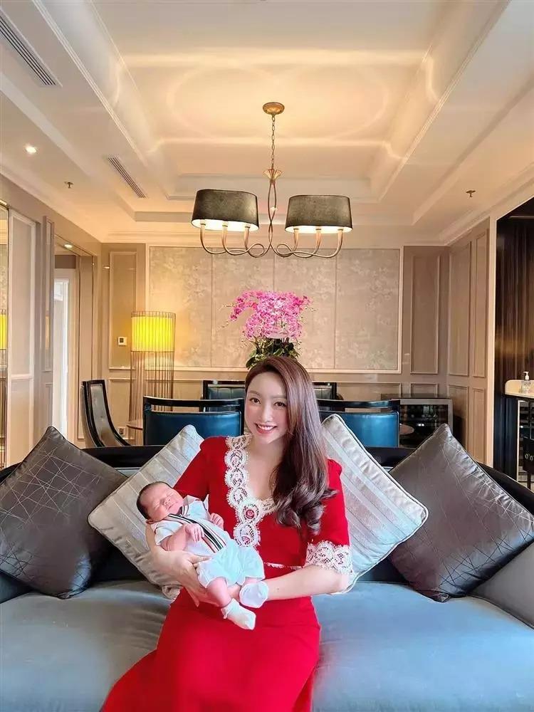 Vợ trẻ Chi Bảo giảm 15kg sau khi lộ ảnh camera thường kém nuột-11